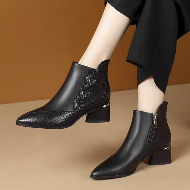 2025年秋冬季女靴新款真皮中跟粗跟加绒短靴女百搭水钻鞋子及踝靴