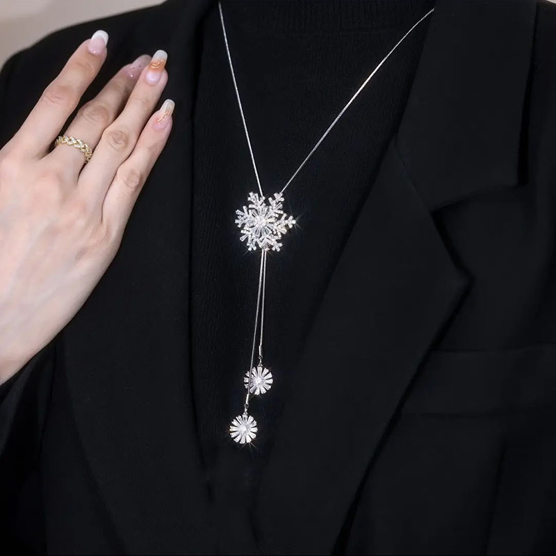 钛钢项链 旋转雪花长款项链女2024新款爆款轻奢小众设计冬毛衣链