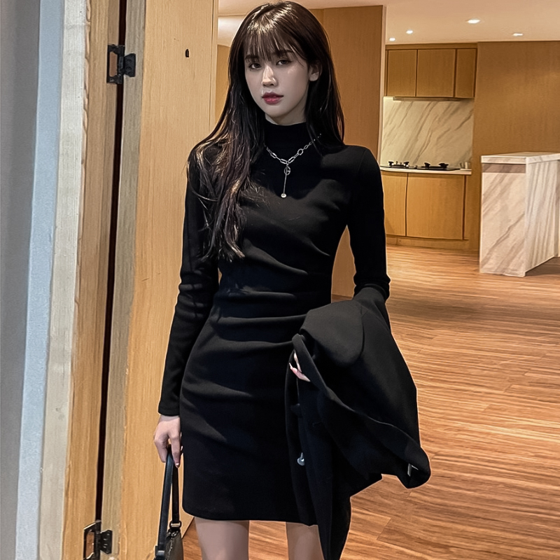 黑色连衣裙女2025新款秋冬配大衣内搭包臀裙收腰气质长袖打底裙子