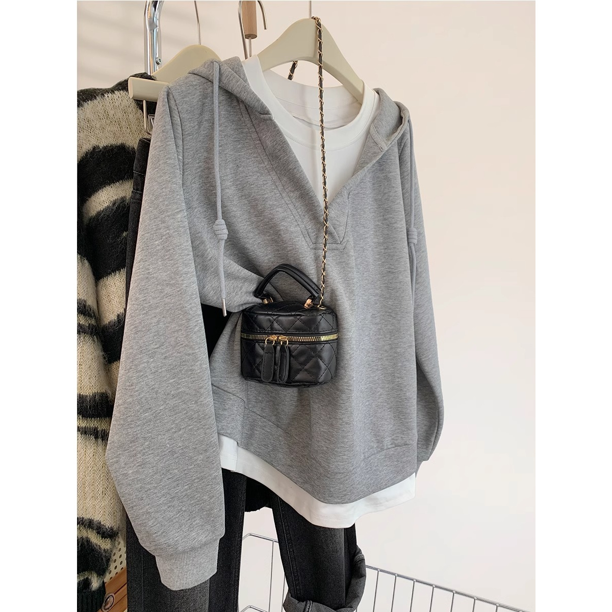 广州十三行高货!灰色假两件v领连帽卫衣女新款美式设计感韩版上衣