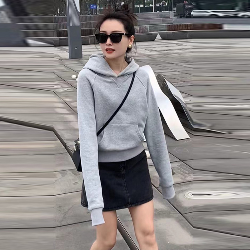 气质灰色连帽卫衣女士秋季韩系修身显瘦洋气短款上衣加绒加厚外套