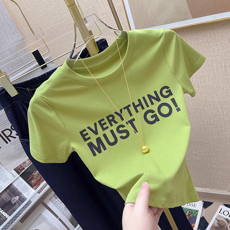 2025夏季新款绿色字母印花正肩t恤女短袖洋气圆领紧身短款上衣