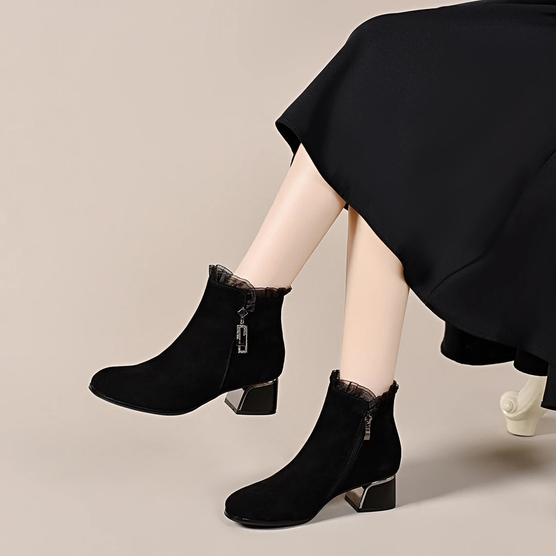 2025年秋冬季新款粗跟磨砂羊皮黑色中跟圆头蕾丝花边洋气时装短靴