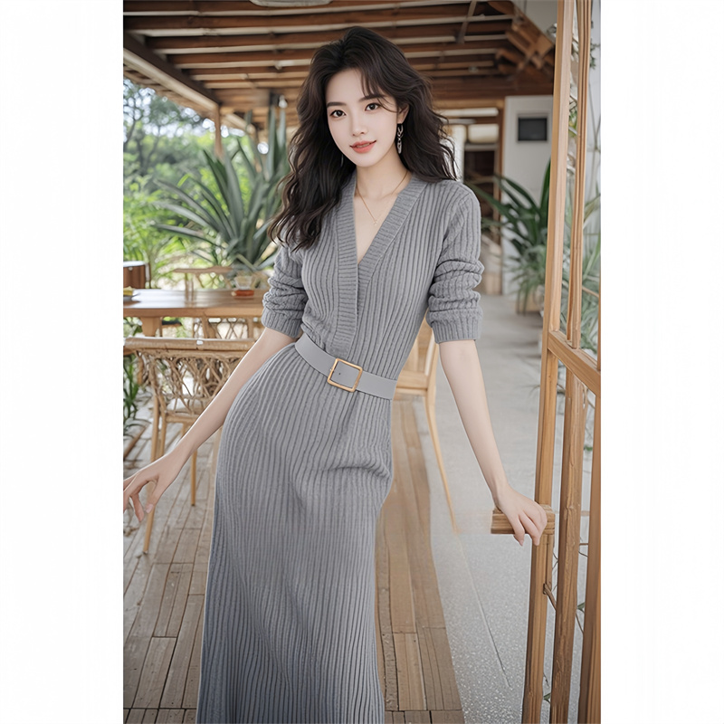 灰色收腰针织连衣裙子2025新款女早秋季韩系御姐风情万种连衣裙子