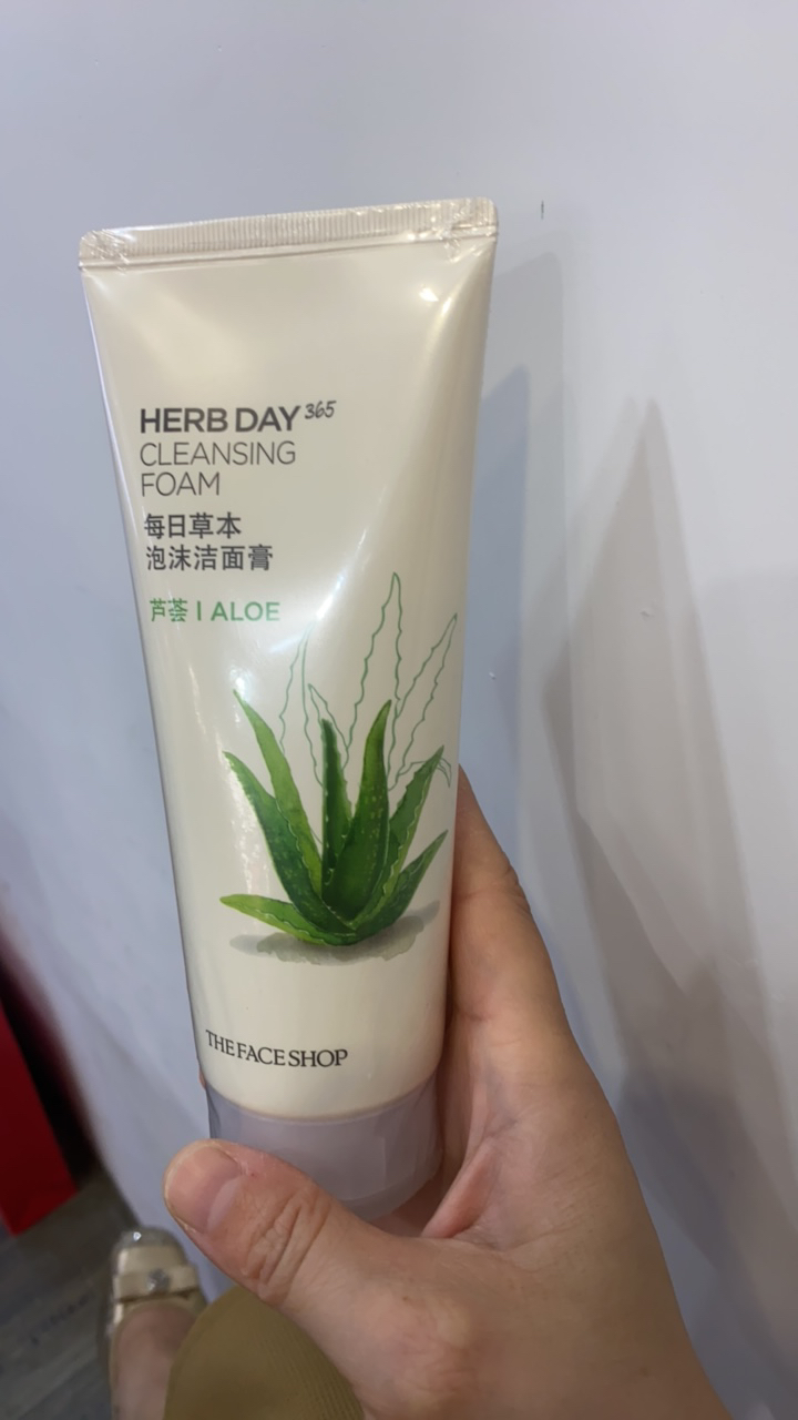 菲诗小铺每日草本芦荟净透清爽洗颜控油舒缓泡沫洁面膏