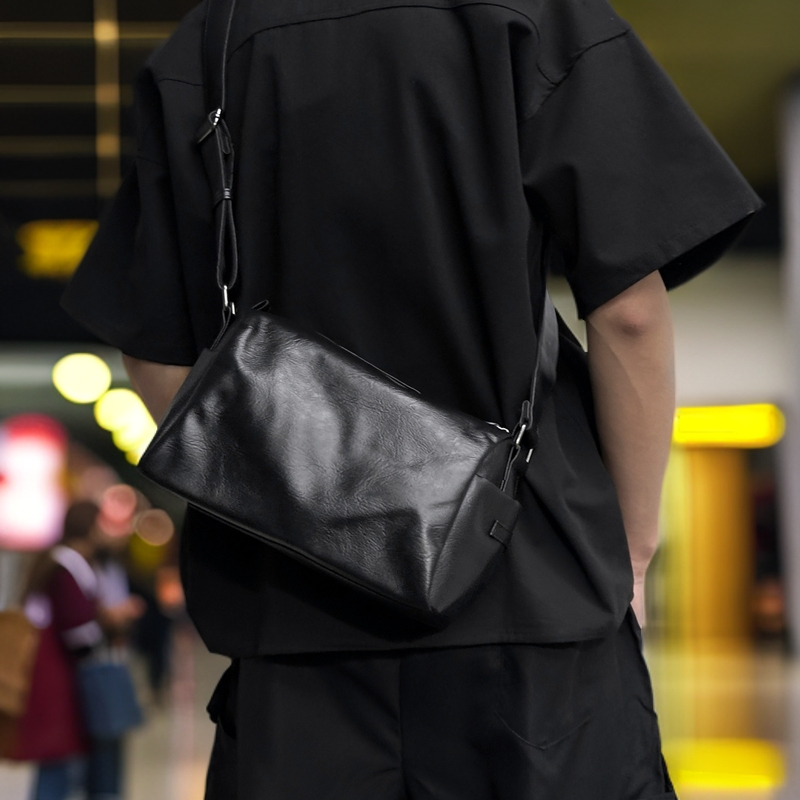 斜挎包男2024新款潮牌单肩包简约休闲男士小挎包百搭软皮通勤背包