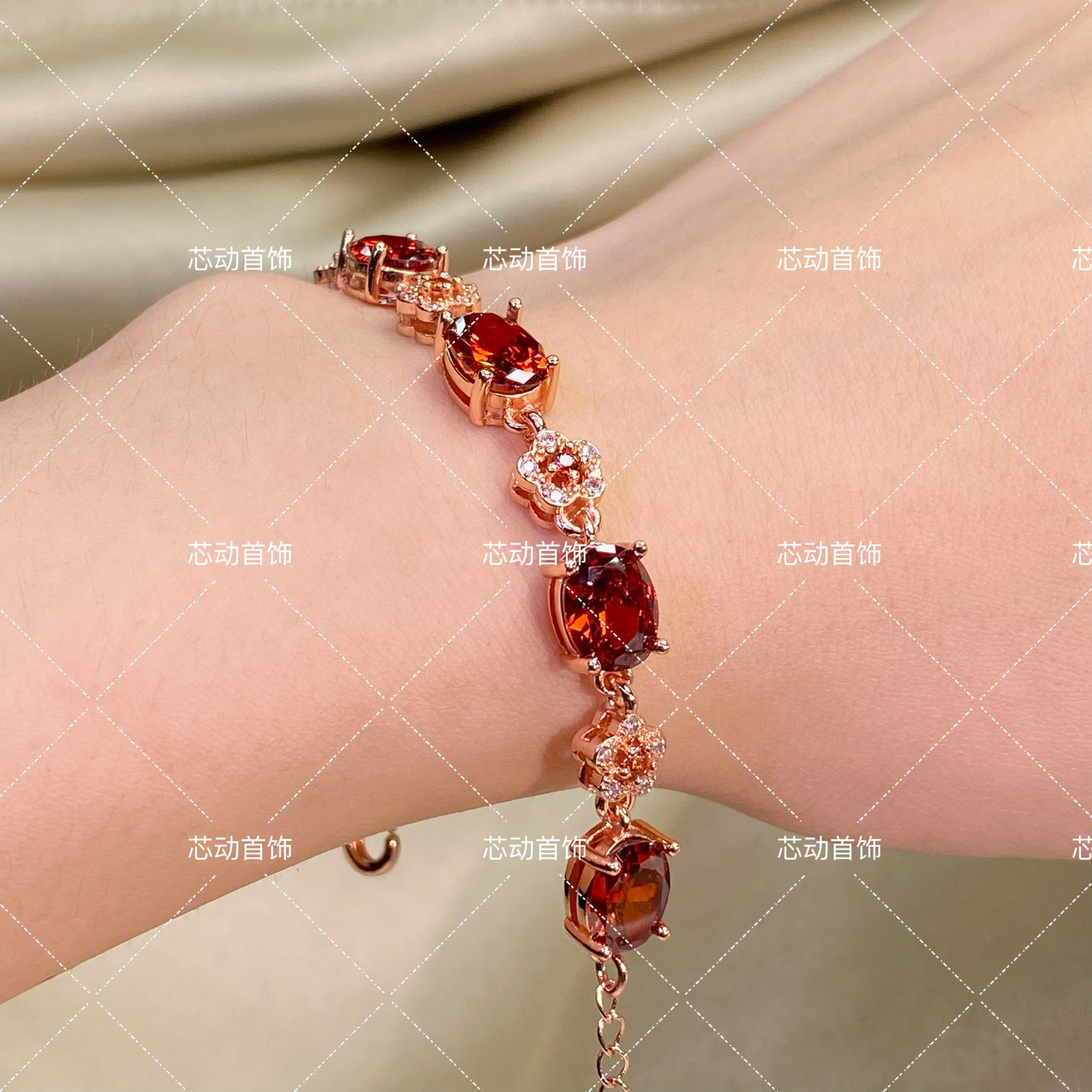 新款手链【四叶花】 7×9mm人工宝石榴红轻奢镶嵌气质满钻k3132