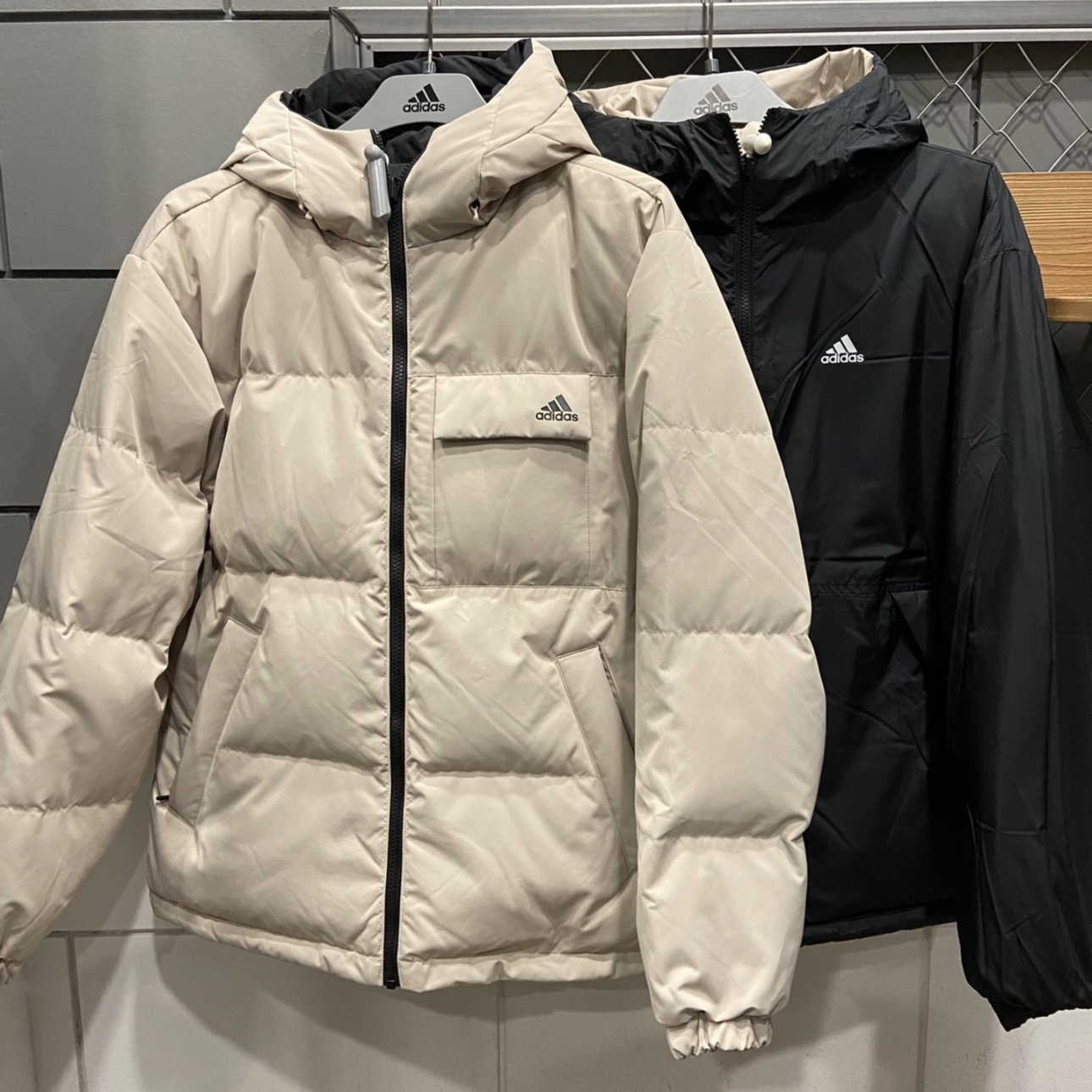 Adidas/阿迪达斯冬季黑色短款保暖双面穿运动休闲羽绒服 IV7570