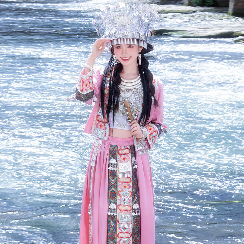 粉色苗疆少女苗族少数民族土家族舞蹈演出服云南贵州苗寨旅拍摄影