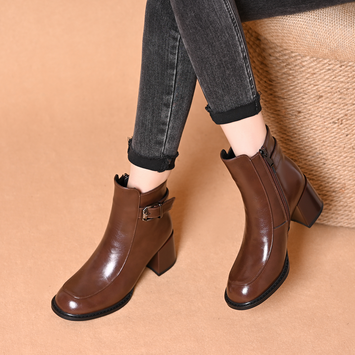 粗跟加绒短靴女2025新款秋冬季法式复古瘦瘦靴方头中跟粗跟及踝靴