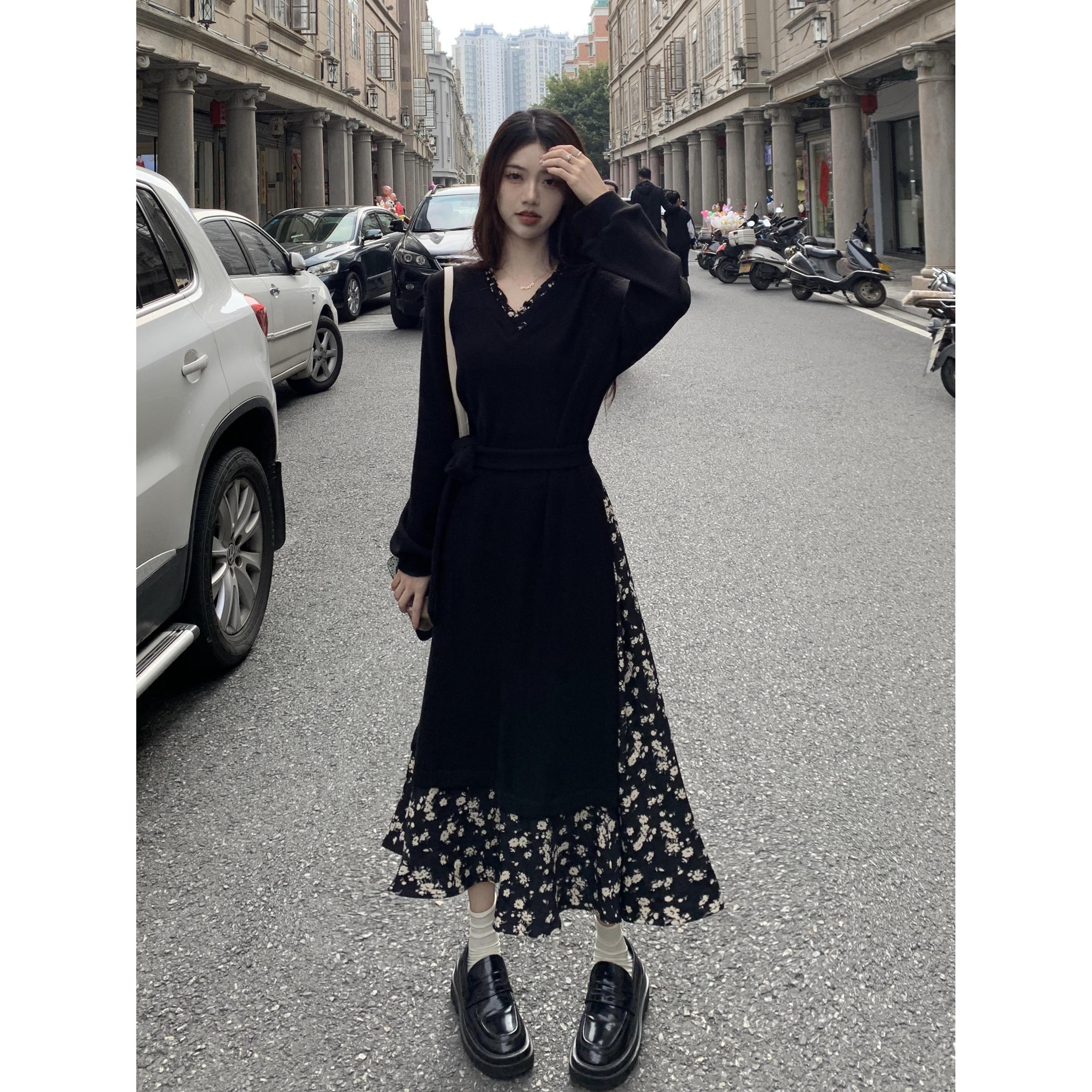 法式复古v领拼接碎花连衣裙女秋季胖mm遮肉显瘦设计感别致小黑裙