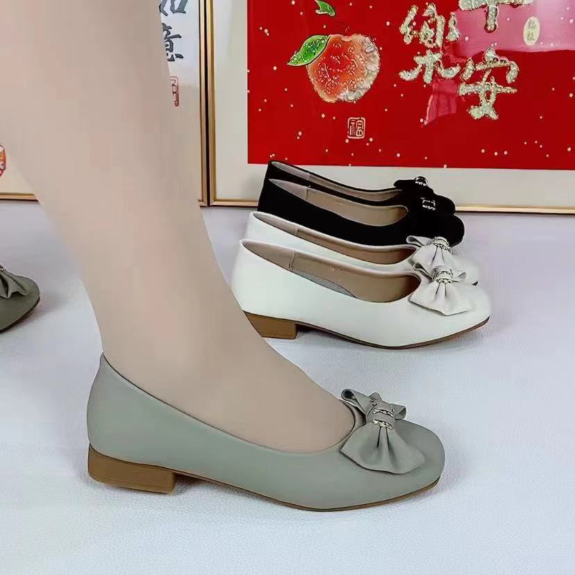 2025春秋季新款休闲软底全皮浅口加大码妈妈鞋爆款舒适平底女单鞋