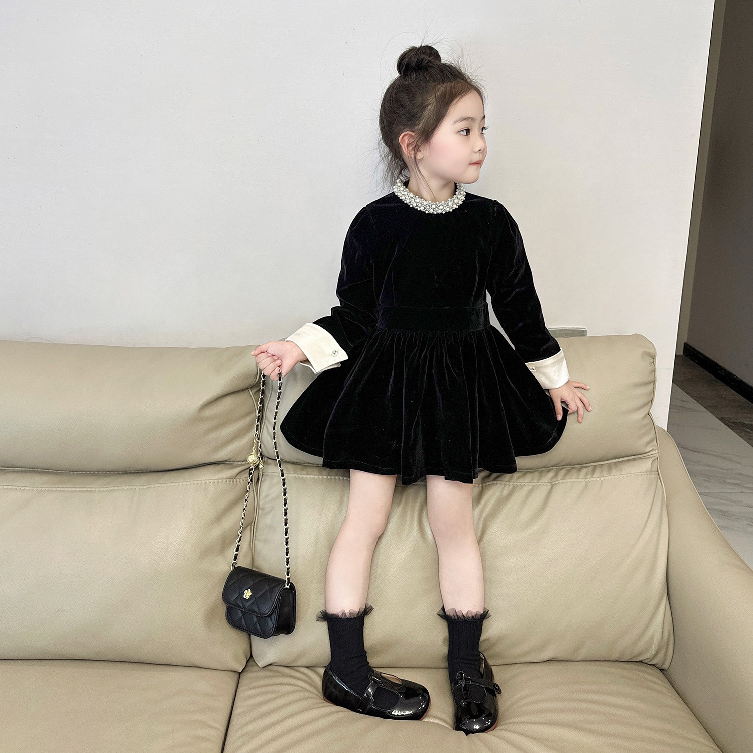 儿童冬季新款珍珠领加绒气质小黑裙女孩秋冬连衣裙洋气礼服生日裙