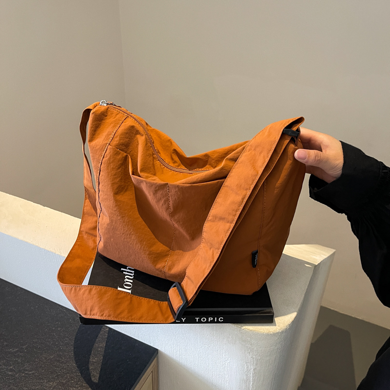 队长优货斜挎帆布包包女2025新款简约大容量单肩包小众设计通勤包