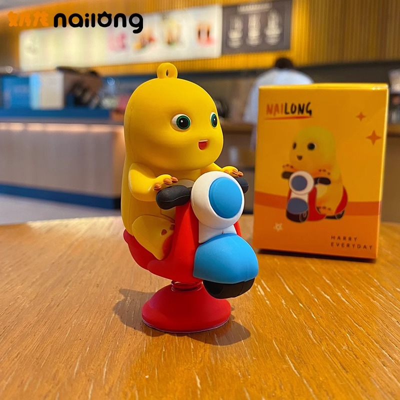 小奶龙摇摇乐车载摆件工位办公室桌面电动车装饰品汽车中控台解压