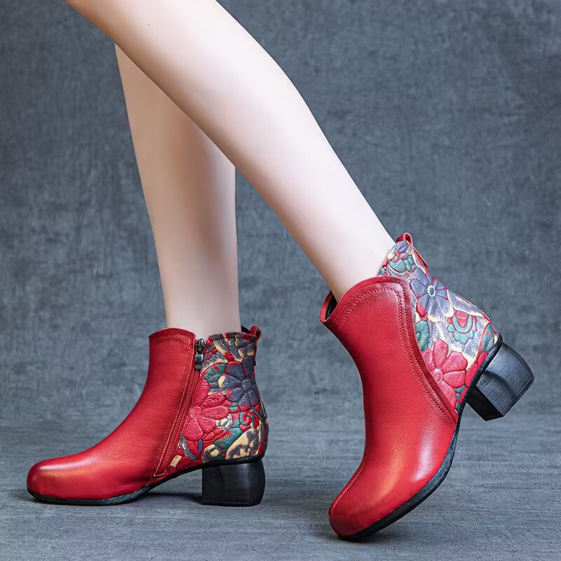 真皮绣花民族风靴子女2025秋冬新款粗跟软底短靴原创手工复古女靴
