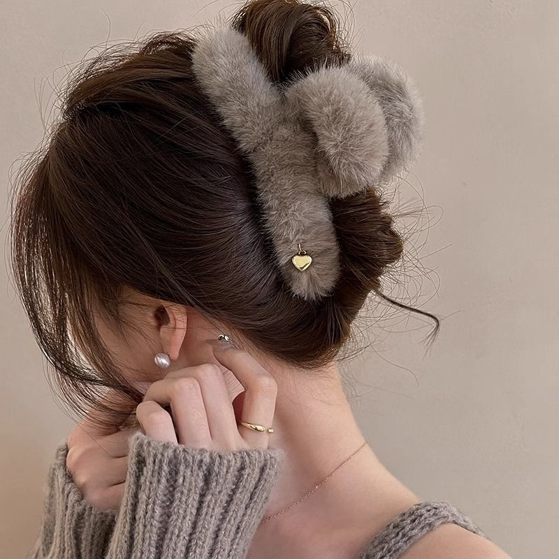 秋冬爱心毛毛抓夹女慵懒风高级感毛绒鲨鱼夹2025新款大号发夹头饰