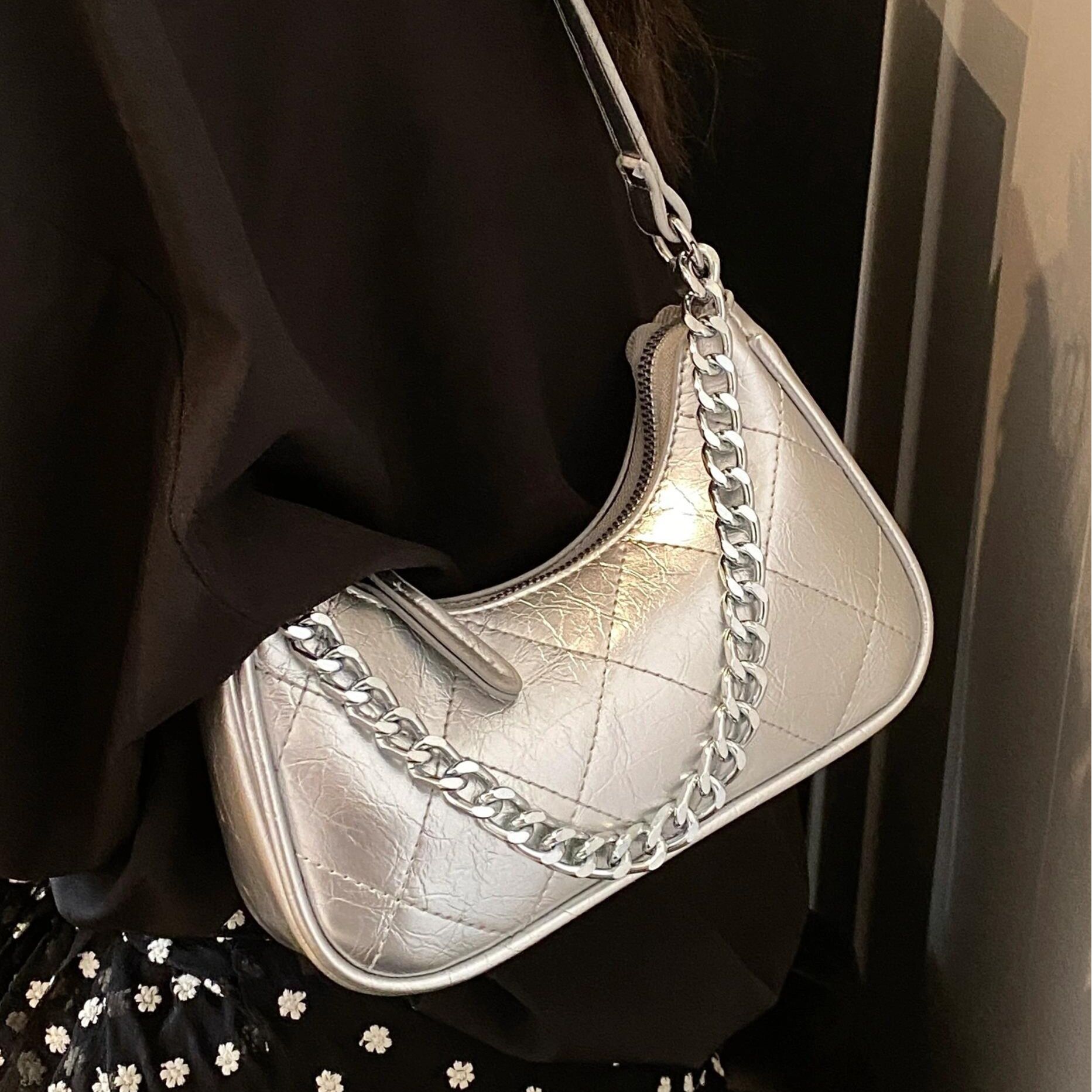 闪亮银色手提腋下包包女士2025新款夏天轻奢小众高级感单肩斜挎包