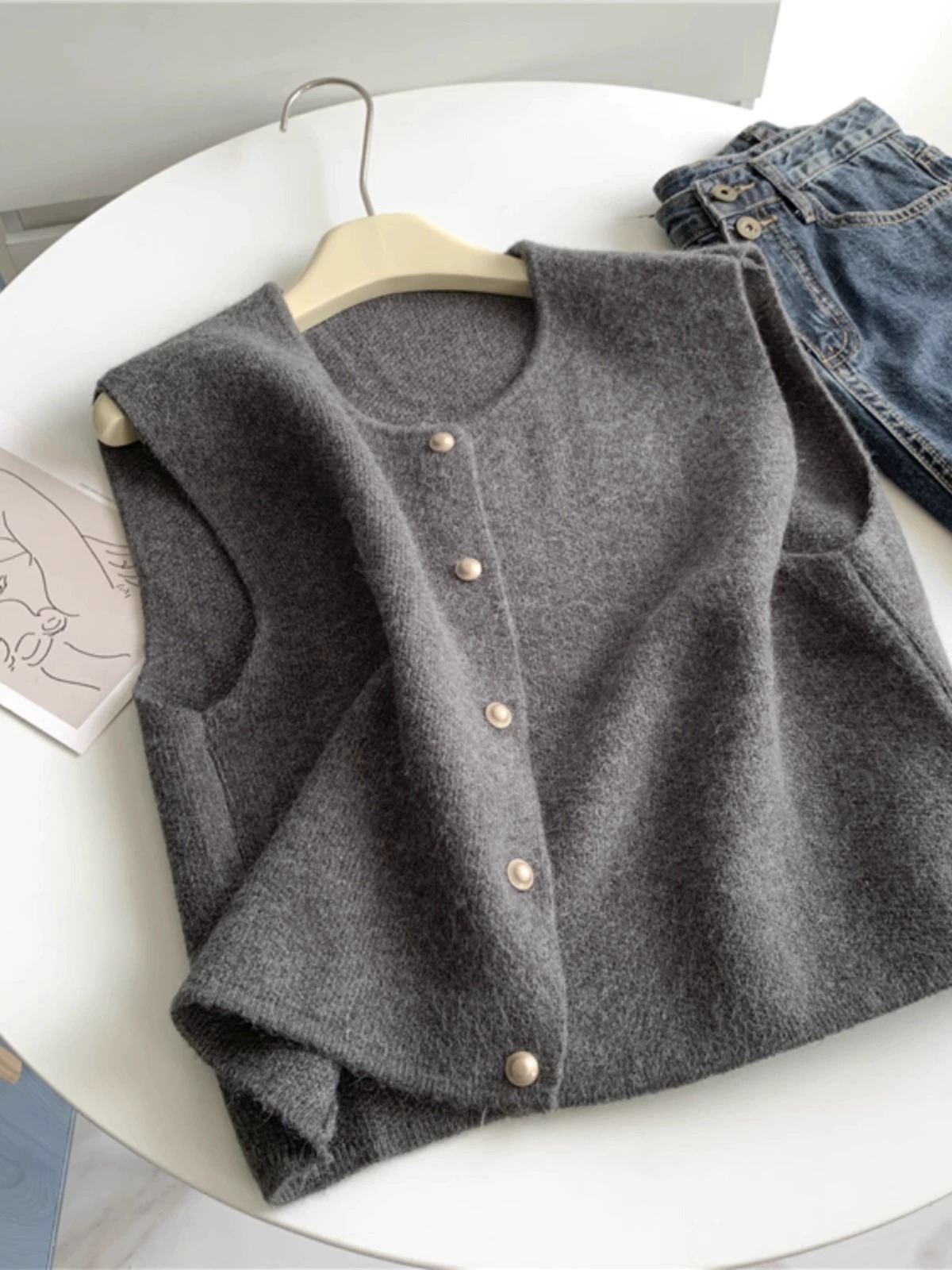 金扣子气质百搭针织温柔系单排扣马甲背心女春秋叠穿内搭坎肩上衣