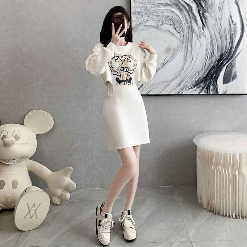 白色卫衣裙秋装女2023年新款减龄洋气小众设计感露腰小个子连衣裙