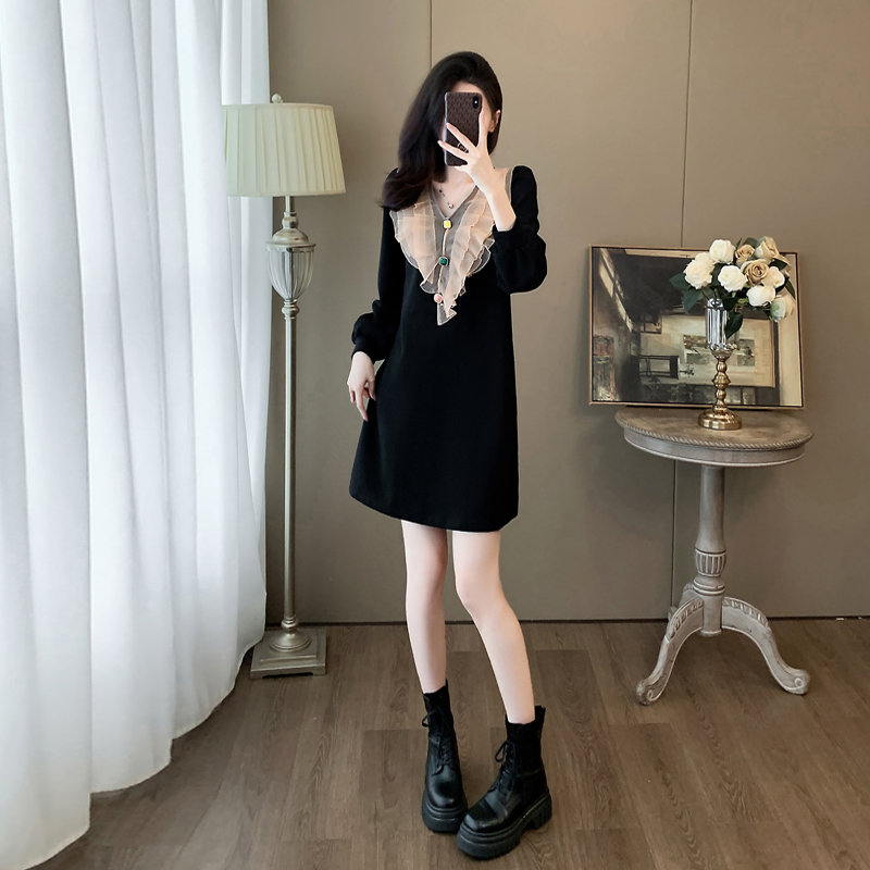 黑色高级感超好看v领连衣裙女春秋显瘦气质洋气减龄小个子中长裙