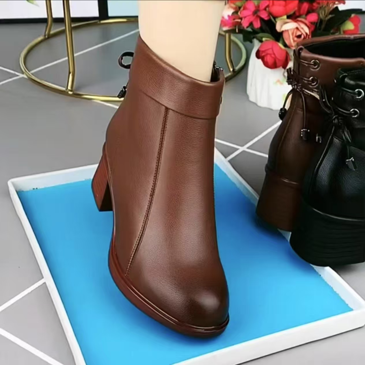 真皮短靴女2025年秋冬新款圆尖头粗跟低跟女靴牛皮加绒加厚马丁靴