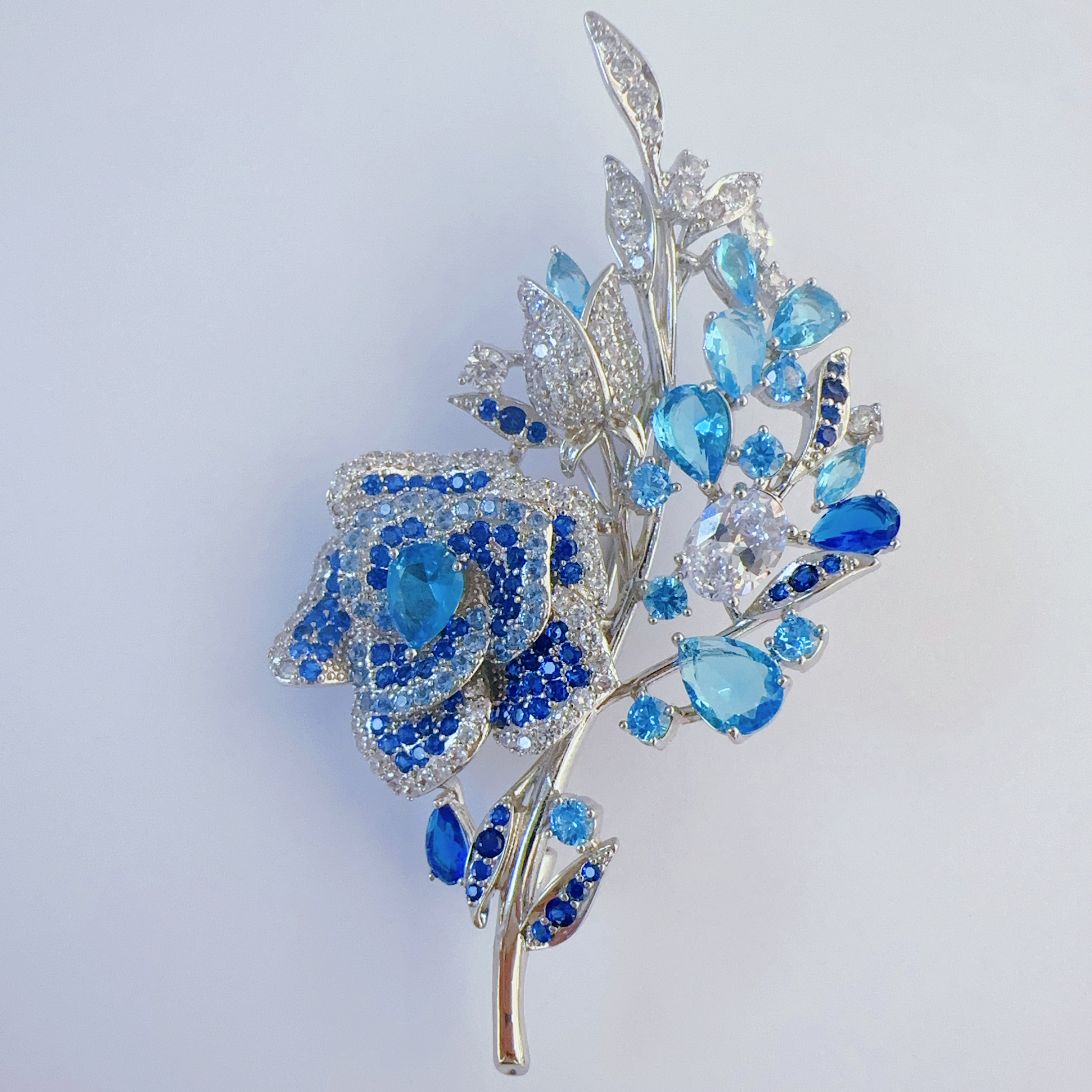 kasiya/卡思雅 铜合金胸针 春夏施家水晶渐变蓝花束胸针优雅灵动