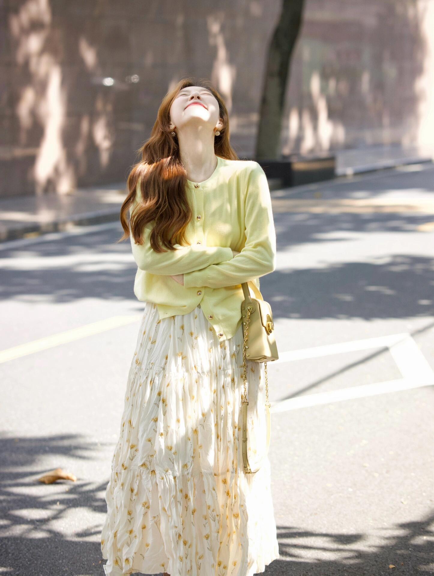 春季穿搭一整套黄色长袖针织开衫印花a字半身裙盐系轻熟两件套装