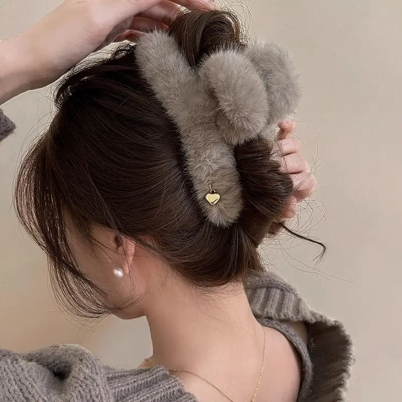 秋冬爱心毛毛抓夹女慵懒风高级感毛绒鲨鱼夹2024新款大号发夹头饰