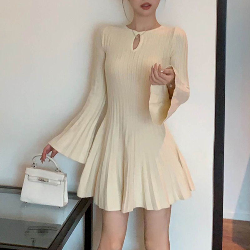 法式气质喇叭袖针织裙早秋设计感显瘦裙子收腰百褶长袖针织连衣裙