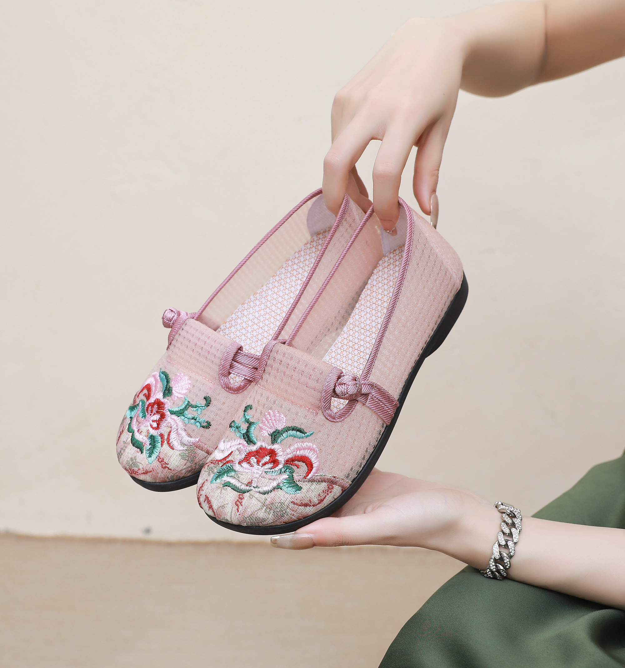 老北京布鞋民族风绣花2025新款福利一脚蹬夏季网面透气网纱妈妈鞋