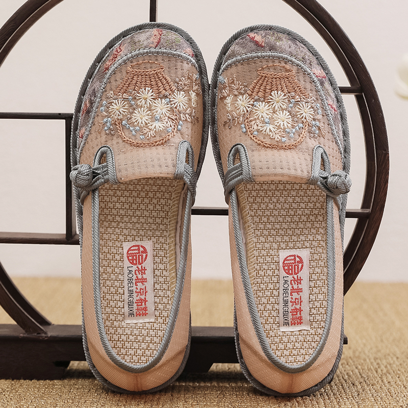 老北京布鞋女夏季透气民族风手工绣花鞋中老年软底防滑汉服妈妈鞋