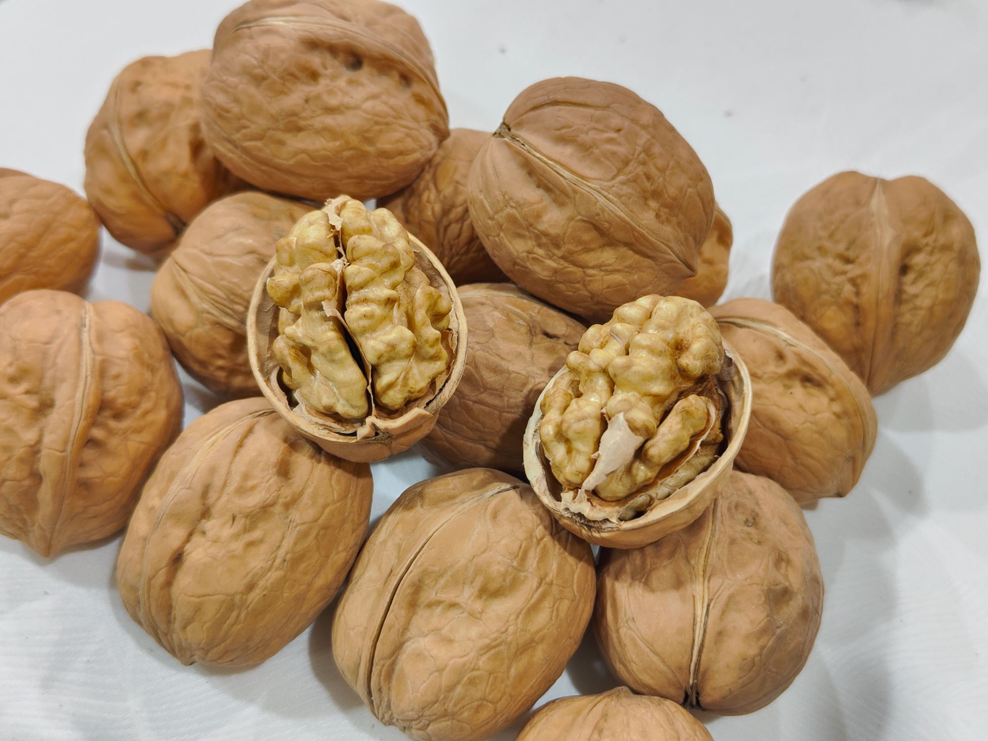 新疆本地纸皮核桃自然晾晒