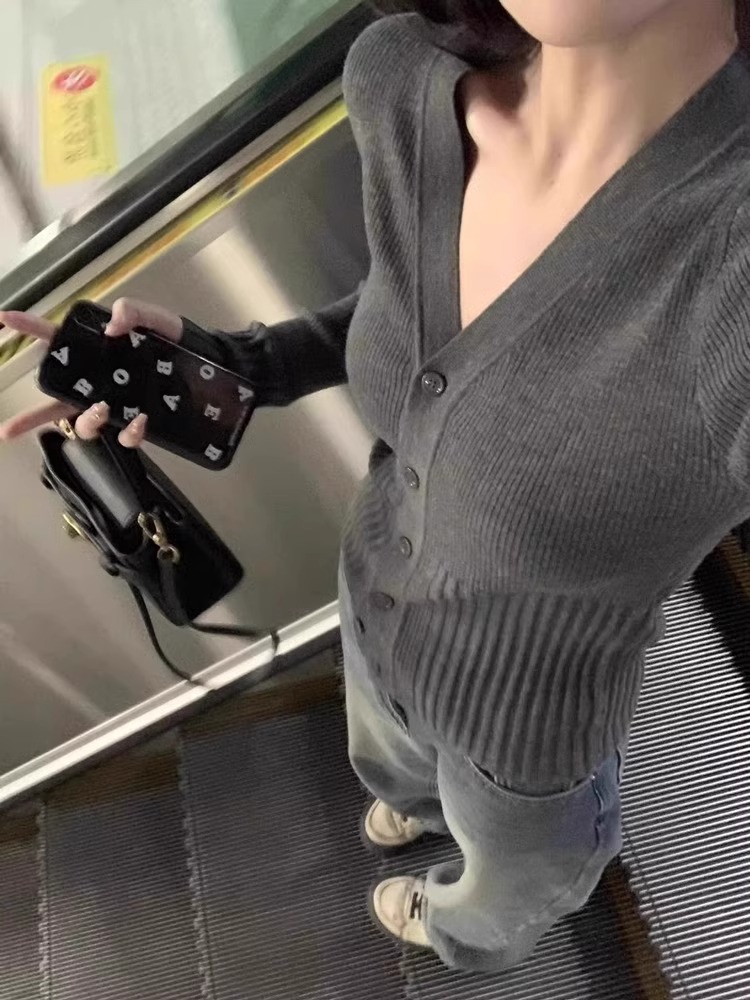 高级感v领针织开衫女外套春秋季内搭纯欲显瘦坑条长袖打底衫上衣