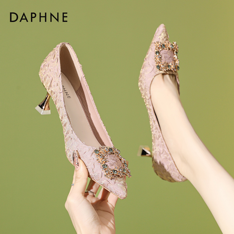 达芙妮爆款金属扣水钻单鞋女2026年春季百搭时尚尖头细跟感高跟鞋