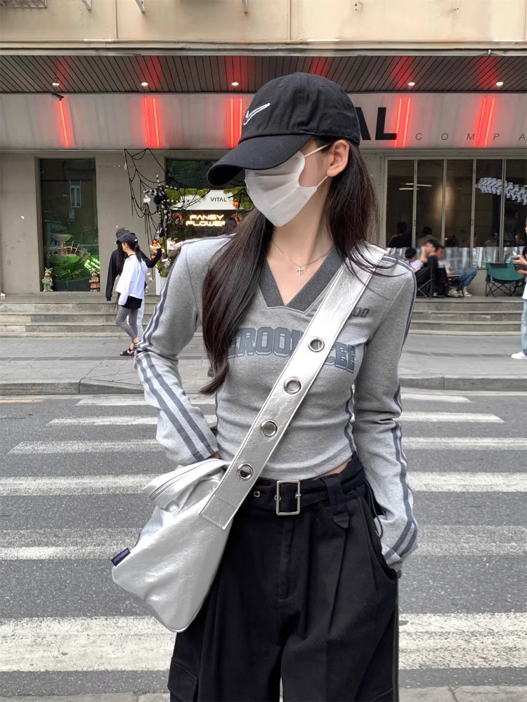 美式复古印花v领长袖t恤女秋内搭修身显瘦打底衫高腰短款灰色上衣