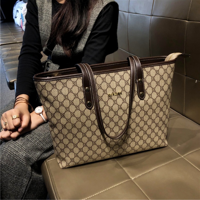 香港品牌包包女款爆款2025新款小众高级感女包上班通勤外出专用包