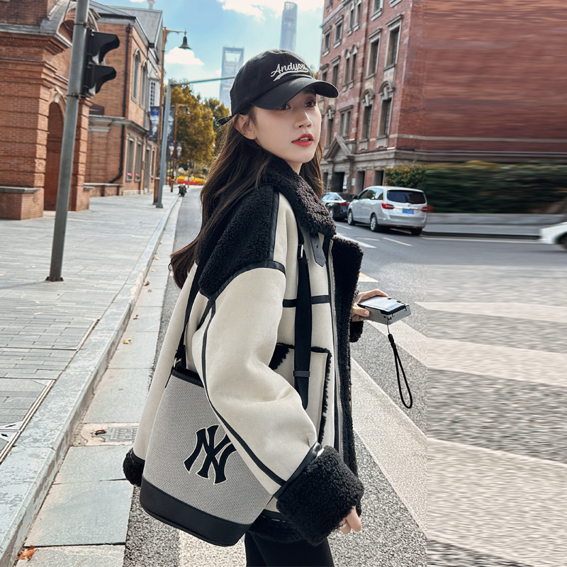 工装炸街皮毛一体外套女2025冬季新款黑白撞色羊羔毛拼接机车服潮