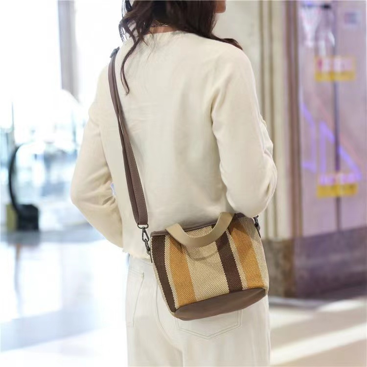 博卜2025最新款秋季水桶包时尚休闲百搭单肩编织女士棕色经典条纹