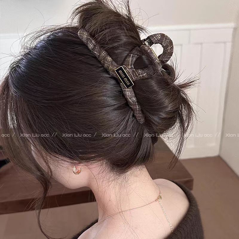 复古布艺格纹金标头发抓夹女2024新款高级感发夹大号鲨鱼夹子发饰