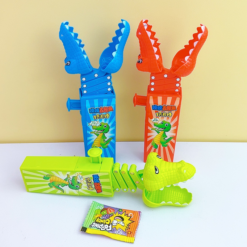 伸缩鳄鱼钳机械手玩具糖果卡通造型太空钳地摊儿童玩具糖批发