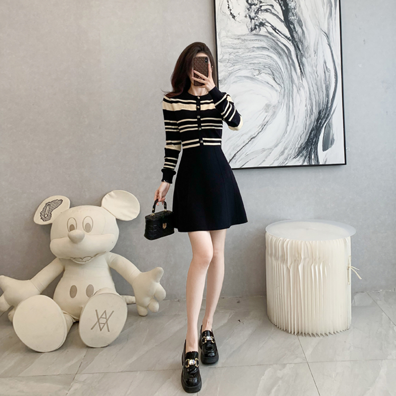 高级感撞色条纹针织连衣裙女秋冬季复古收腰显瘦气质修身毛衣裙子