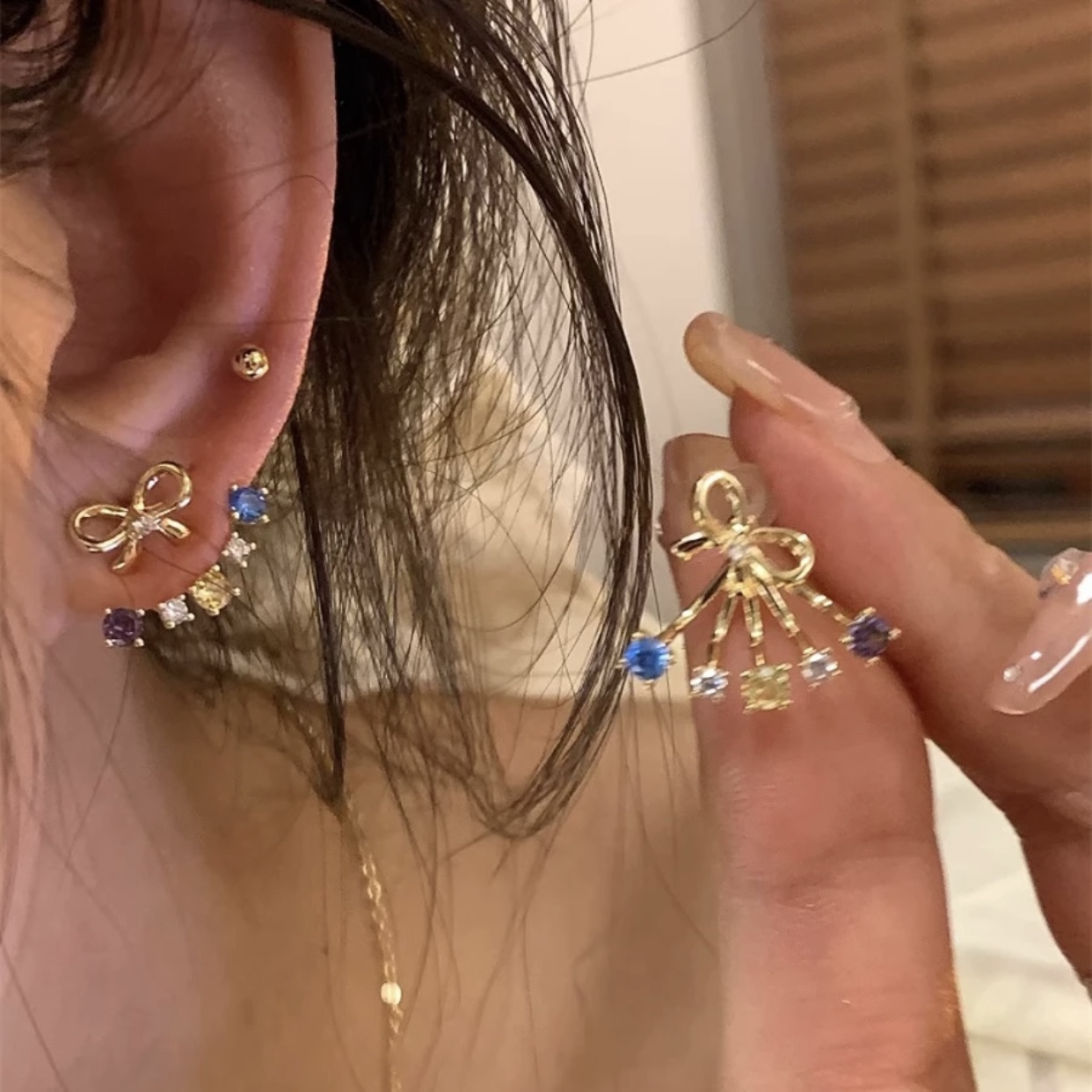 合金耳饰 超闪彩色蝴蝶结耳环女轻奢高级耳钉ins小众设计金色耳饰