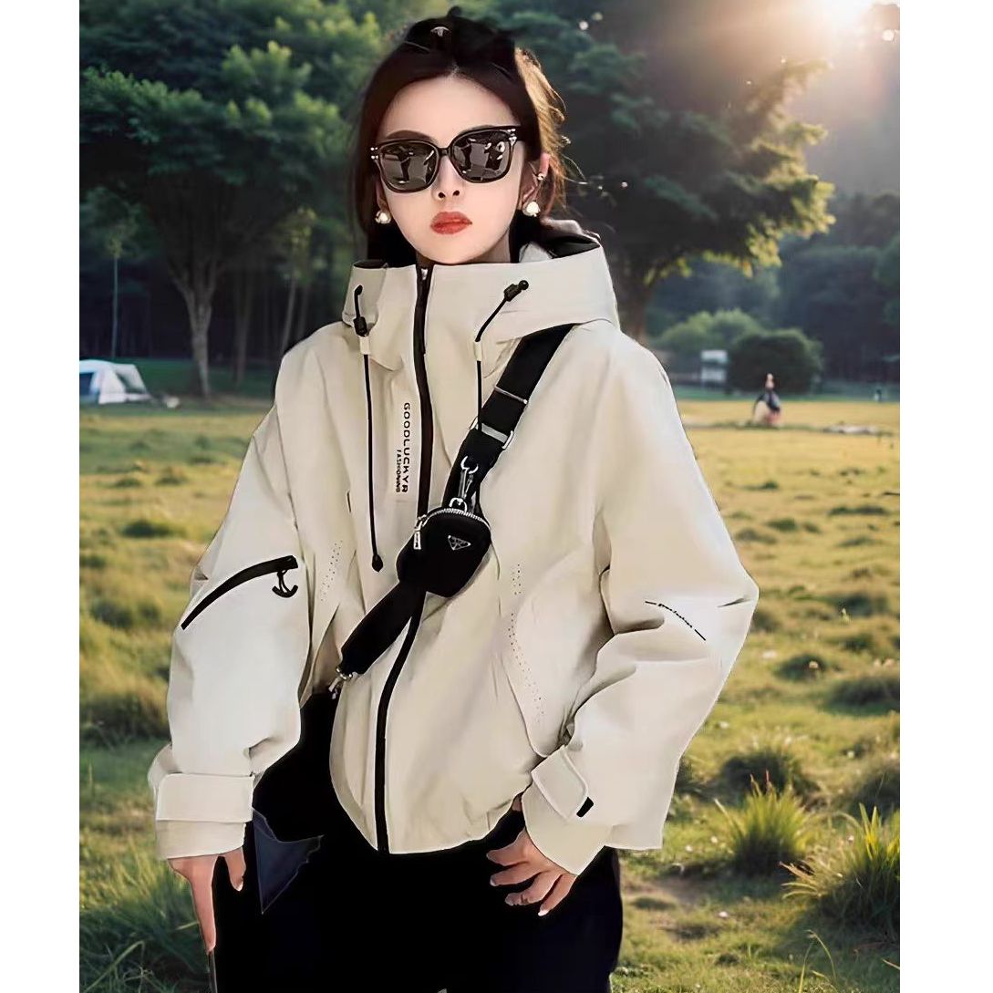 户外连帽冲锋衣外套秋冬新款宽松休闲百搭保暖设计感洋气夹克衫女