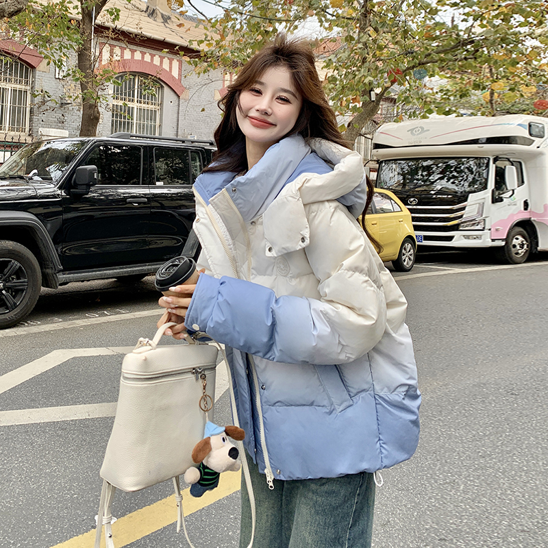 蓝色渐变羽绒服女2025冬季新款保暖90白鸭绒连帽设计感面包服外套