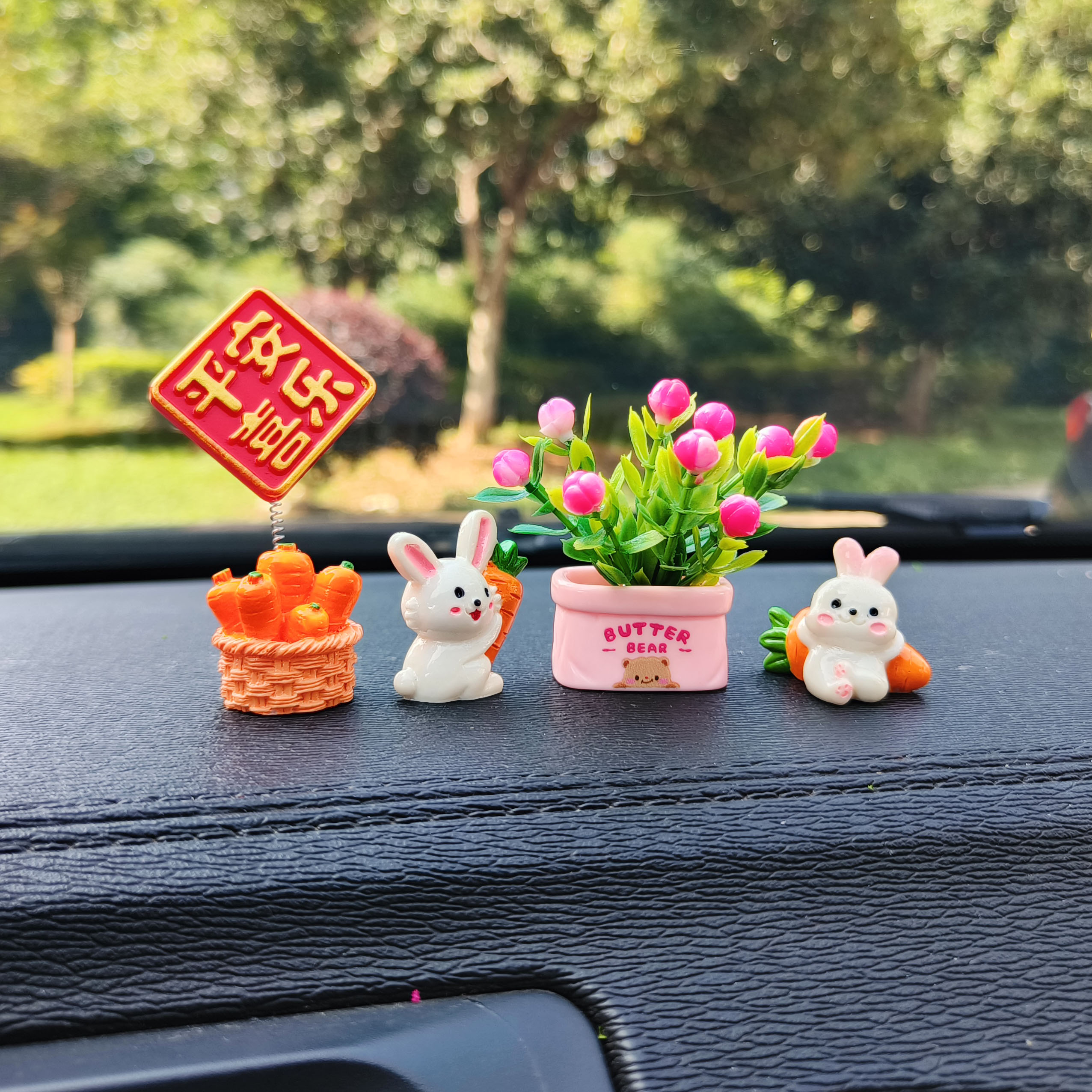 车内饰品摆件网红可爱卡通小兔子汽车中控台屏幕绿植车载装饰用品