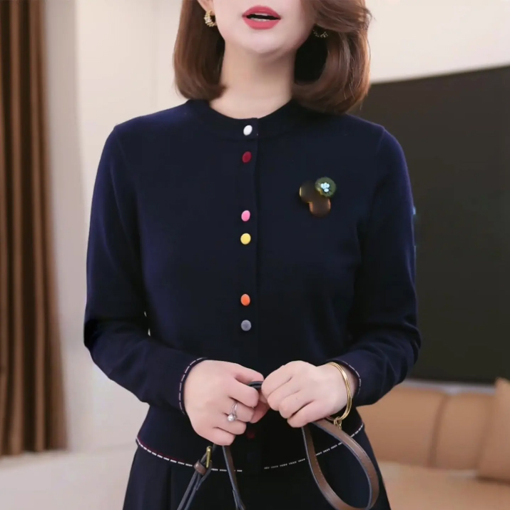 高级感彩扣针织开衫女2025秋冬新款上衣显瘦圆领藏青色毛衣外搭