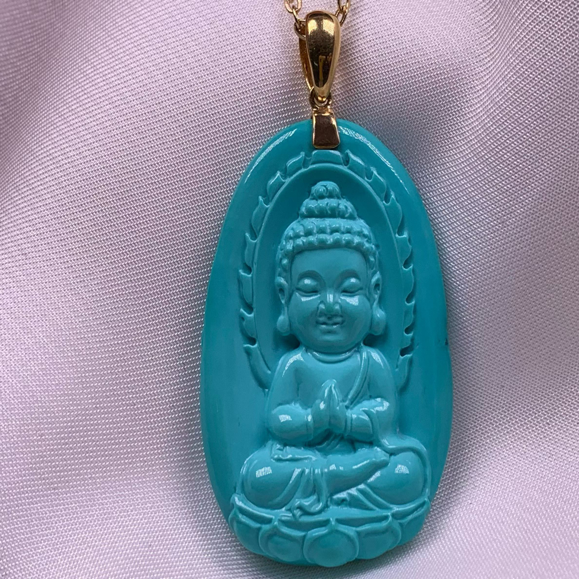 原矿绿松石高瓷宝宝佛吊坠。18k金镶嵌扣头。尺寸23.5x36.3g。重8.3g