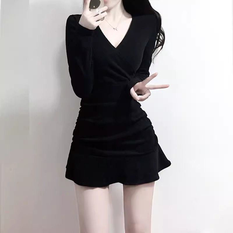 新款时尚洋气百搭秋冬新款女装领纯欲辣妹包臀小黑裙短裙荷叶边鱼