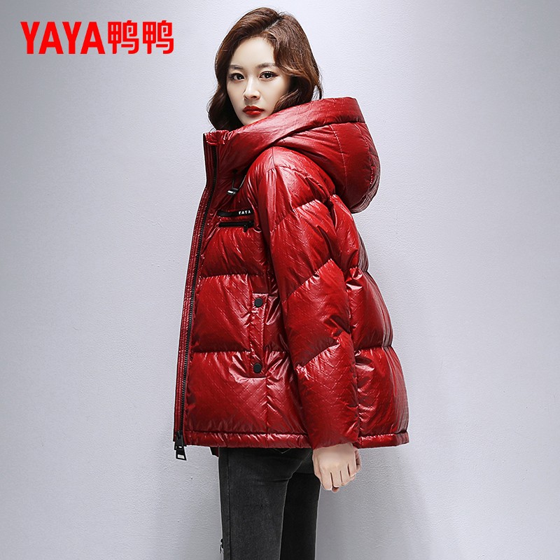 YAYA/鸭鸭羽绒服女2025年新款洋气亮面冬季短款连帽休闲免洗外套
